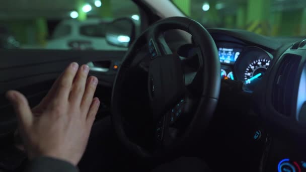 Мужчина за рулем инновационного автоматизированного автомобиля с использованием автопилота для парковки на автостоянке — стоковое видео