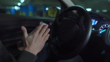 Otomatik otoparkta otopark için otomatik pilot kullanan bir adam yenilikçi bir şekilde araba kullanıyor.