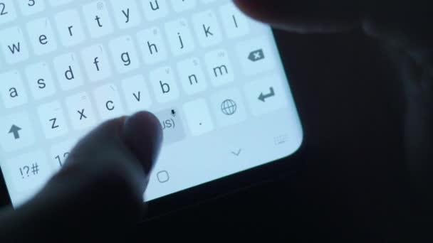 Mains tapant du texte sur smartphone close-up. Utilisation du smartphone fermer la nuit. — Video