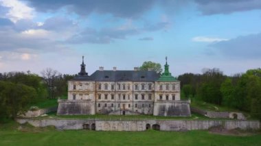 İlkbaharda Pidhirtsi Kalesi ve çevresindeki manzaranın havadan görüntüsü, Ukrayna