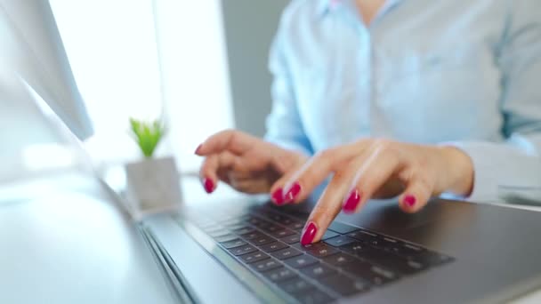 Kvinnliga händer med ljusa manikyr skriva på en bärbar tangentbord — Stockvideo