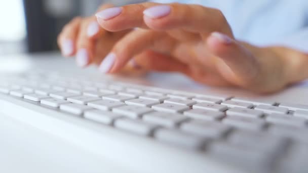 女性の手は、コンピュータのキーボードを入力します。リモートワークの概念. — ストック動画
