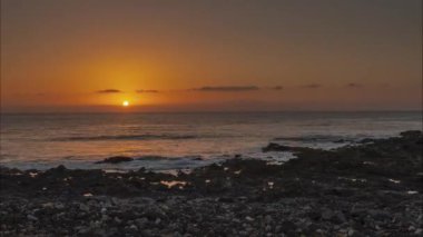 Atlantik Okyanusu 'nda ve Tenerife' nin kayalık sahillerinde gün batımının hızlanması