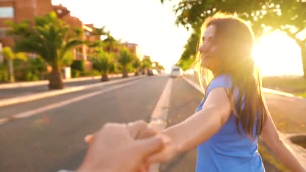 Siga-me - mulher jovem feliz puxando homens mão na mão correndo em um dia ensolarado brilhante. Movimento lento — Vídeo de Stock