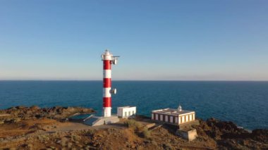 Deniz fenerinin, doğanın ve okyanusun yüksekliğinden bak. Deniz feneri Faro de Rasca, Tenerife, Kanarya Adaları, İspanya.