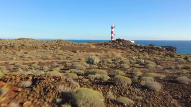 스페인 카나리아 제도의 테네리페에 있는 등대의 높이 와 자연 보호 구역에서 바라본 풍경. 대서양의 야생 해 안. — 비디오