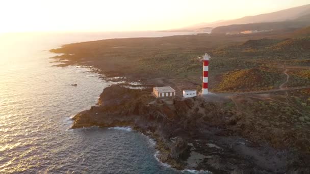 Vista do alto do farol Faro de Rasca, reserva natural e montanhas ao pôr do sol em Tenerife, Ilhas Canárias, Espanha. Costa selvagem do Oceano Atlântico . — Vídeo de Stock