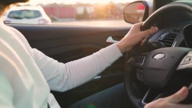 Adam Araba sürme araba park yeri aracılığıyla ve park edecek bir yer arıyorsunuz ya da uzakta sürüş