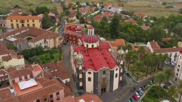 역사적 인 건물들의 높이 와 우리의 수태의 여인의 교회에서 바라본 광경입니다. 스페인 카나리아 제도의 테네리페에 있는 라 오타바 — 비디오