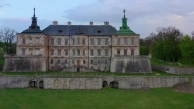 İlkbaharda Pidhirtsi Kalesi 'nin ve yakınındaki kilisenin havadan görünüşü, Ukrayna