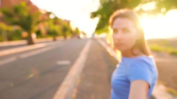 Portret van een vrouw in een blauwe jurk die aandachtig naar de camera staart. Langzame beweging — Stockvideo