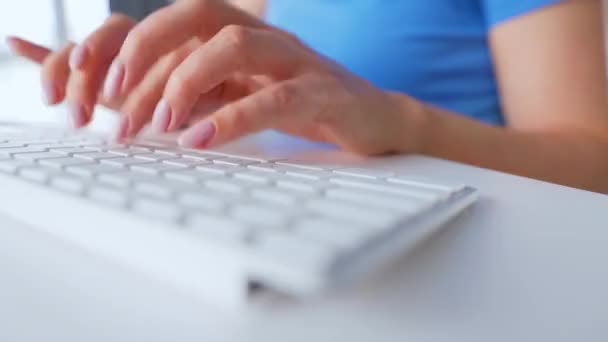 Mãos femininas digitando em um teclado de computador. Conceito de trabalho remoto. — Vídeo de Stock