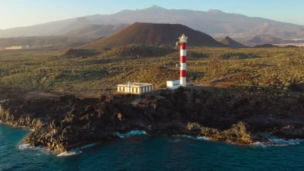 Uitzicht vanaf de hoogte van de vuurtoren Faro de Rasca, natuurgebied en bergen bij zonsondergang op Tenerife, Canarische Eilanden, Spanje. Wilde kust van de Atlantische Oceaan. — Stockvideo