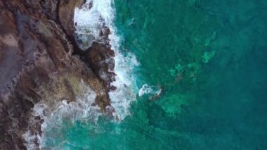 Issız bir sahilin en iyi manzarası. Tenerife adasının kayalık kıyısı. Kıyıya ulaşan okyanus dalgalarının havadan drone görüntüleri