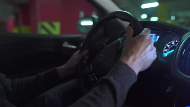 Hombre conduciendo en coche automatizado innovador usando piloto automático de auto-estacionamiento para estacionar en el estacionamiento — Vídeo de stock