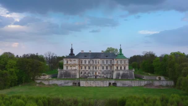 Flygfoto över Pidhirtsi slott nära Lviv stad på våren, Ukraina — Stockvideo