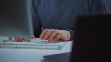 Kapüşonlu ve gözlüklü bir erkek hacker karanlık bir ofis odasında bilgisayar üzerinde çalışıyor. Siber suç kavramı
