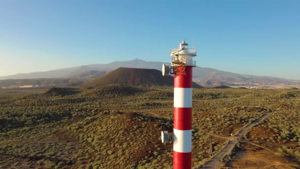 Vista do alto do farol Faro de Rasca, reserva natural e montanhas ao pôr do sol em Tenerife, Ilhas Canárias, Espanha . — Vídeo de Stock