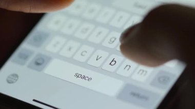 Akıllı telefondan yakın planda yazı yazan eller. Akşamları akıllı telefon kullanarak..