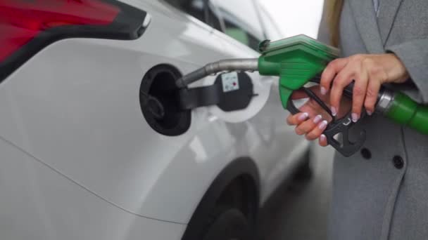 Femme remplit l'essence dans sa voiture à une station-service gros plan. Mouvement lent — Video
