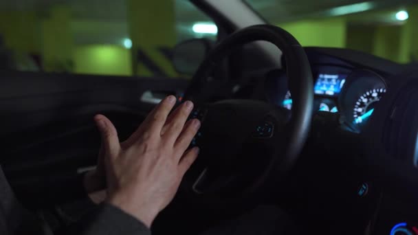 Férfi vezetés innovatív automatizált autó segítségével önparkoló robotpilóta parkolási parkoló — Stock videók