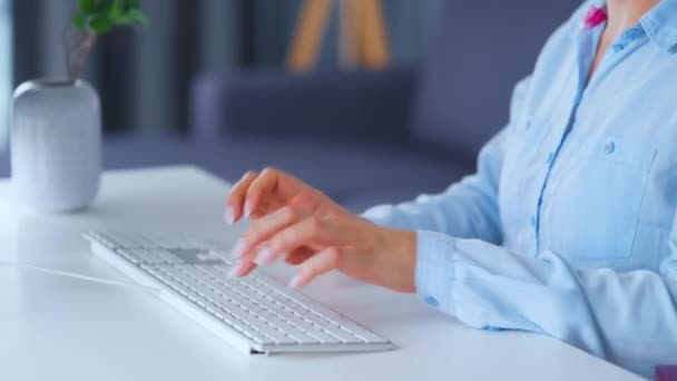 女性の手は、コンピュータのキーボードを入力します。リモートワークの概念. — ストック動画