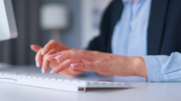 女性的手在电脑键盘上打字。远程工作的概念. — 图库视频影像