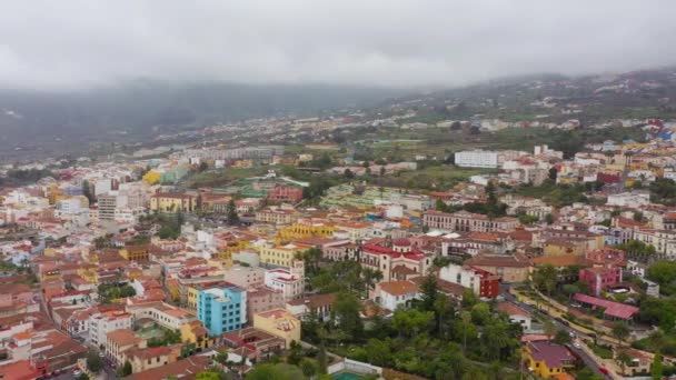 Vista da altura dos edifícios históricos no centro da cidade de La Orotava, Tenerife, Ilhas Canárias, Espanha — Vídeo de Stock