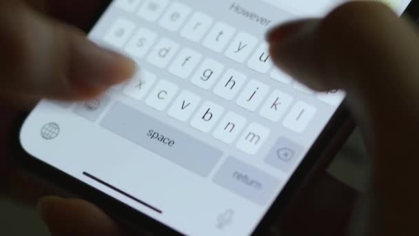 Mains tapant du texte sur smartphone close-up. Utilisation du smartphone fermer la nuit. — Video