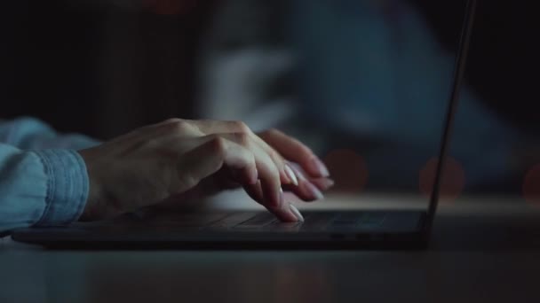 Dişi eller geceleri dizüstü bilgisayarda daktilo kullanıyor. — Stok video