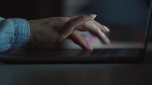女人的手晚上在笔记本电脑上打字 — 图库视频影像