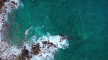 Issız bir sahilin en iyi manzarası. Tenerife adasının kayalık kıyısı. Kıyıya ulaşan okyanus dalgalarının havadan drone görüntüleri