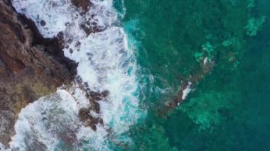 Issız bir sahilin en iyi manzarası. Tenerife adasının kayalık kıyısı. Kıyıya ulaşan okyanus dalgalarının havadan drone görüntüleri