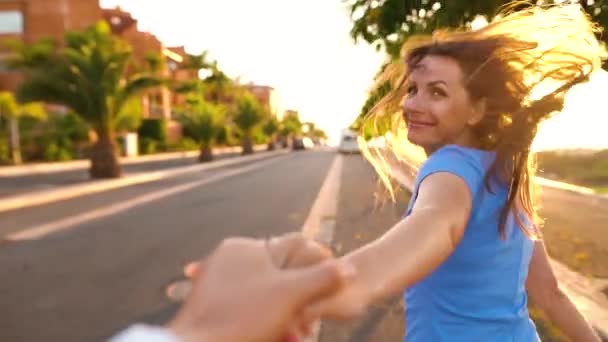 Sígueme - feliz joven mujer tirando de los chicos de la mano - de la mano corriendo en un día soleado brillante — Vídeo de stock