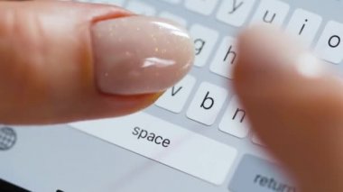 Akıllı telefondan yazı yazan eller yakın plan.