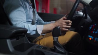 Otomatik otoparkta otopark için otomatik pilot kullanan bir adam yenilikçi bir şekilde araba kullanıyor.