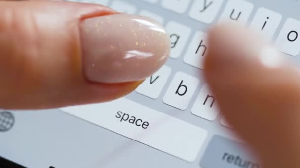 Mains tapant du texte sur smartphone close-up