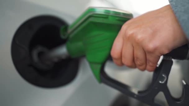 Eine Frau tankt an einer Tankstelle in der Nähe Benzin in ihr Auto. Zeitlupe — Stockvideo