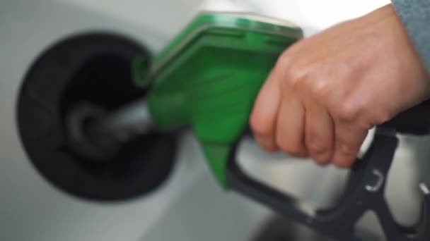 Mujer llena gasolina en su coche en una gasolinera de cerca . — Vídeo de stock