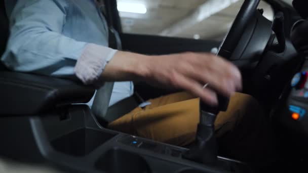 Otomatik otoparkta otopark için otomatik pilot kullanan bir adam yenilikçi bir şekilde araba kullanıyor. — Stok video