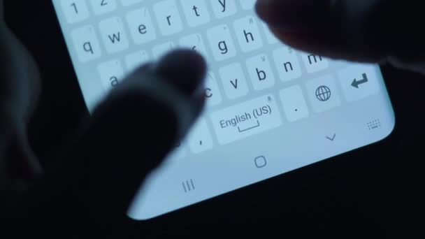 Händerna skriva text på smartphone närbild. Använda smartphone närbild på natten. — Stockvideo