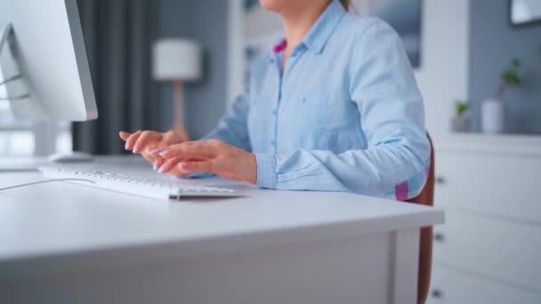 Mãos femininas digitando em um teclado de computador. Conceito de trabalho remoto. — Vídeo de Stock