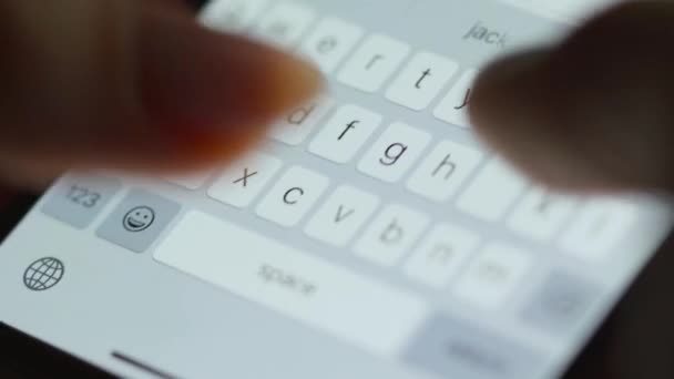 Mains tapant du texte sur smartphone close-up. Utilisation du smartphone fermer la nuit.