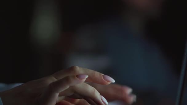 Mani femminili sta digitando su un computer portatile di notte — Video Stock