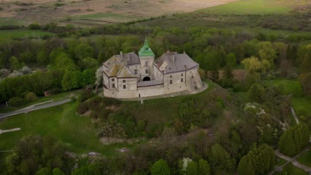 Вид с воздуха на Олесский замок и окружающий пейзаж весной, Украина — стоковое видео