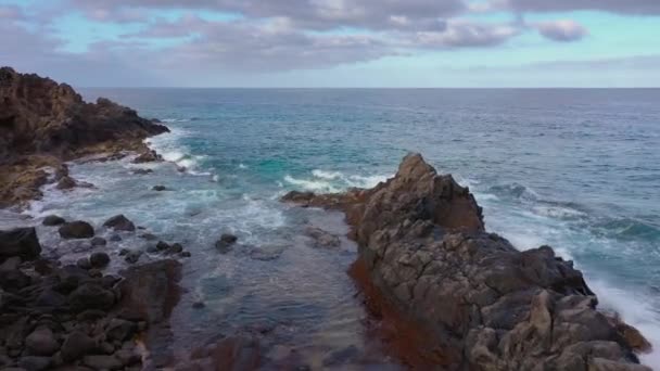 Volando sobre la costa rocosa de Tenerife y el Océano Atlántico, Islas Canarias, España — Vídeos de Stock