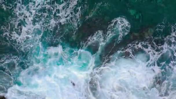 Vista superior de uma costa deserta. Costa rochosa da ilha de Tenerife. Imagens aéreas de drones de ondas oceânicas atingindo a costa — Vídeo de Stock