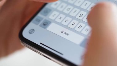 Akıllı telefondan yazı yazan eller yakın plan.