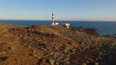 Deniz fenerinin, doğanın ve okyanusun yüksekliğinden bak. Deniz feneri Faro de Rasca, Tenerife, Kanarya Adaları, İspanya.