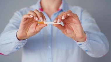 Sigara içmeyi bırak, kadın sigarasını kırıyor..